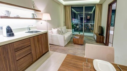 Khu vực nấu ăn và ghế sofa xem TV
