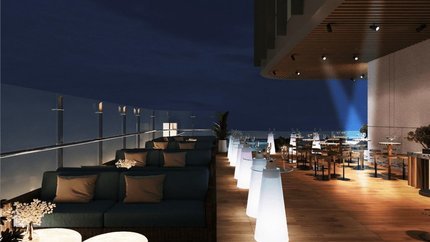 Tận hưởng cocktail tại Bay Bar tầng thượng