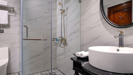 Phòng tắm Deluxe Balcony tại Acoustic Hanoi 4 sao