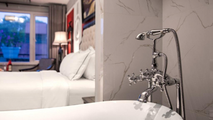 Phòng tắm Executive Suite tại Acoustic Hanoi & Spa Hotel 4 sao