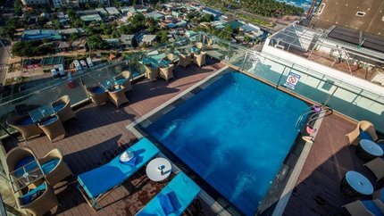 Hồ bơi sân thượng view thành phố