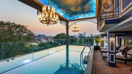 Bể bơi vô cực tại AIRA Boutique Hanoi Hotel