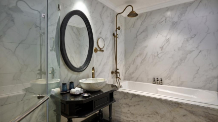 Phòng tắm Balcony Pool View Suite tại khách sạn AIRA Boutique 4 sao Hanoi