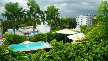 Bể bơi ngoài trời view thành phố