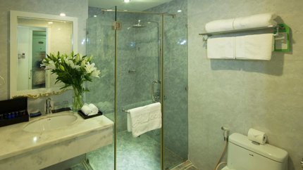 Phòng tắm đứng kích thước lớn