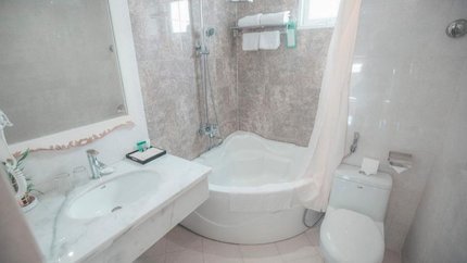 Phòng tắm bồn rộng rãi