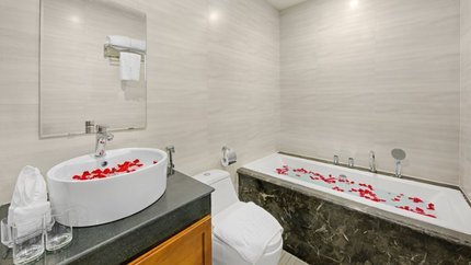 Phòng tắm bồn thiết kế nhẹ nhàng