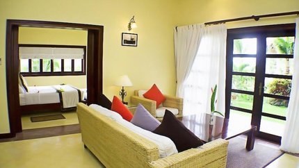 Không gian phòng khách rộng rãi với view hướng ra biển