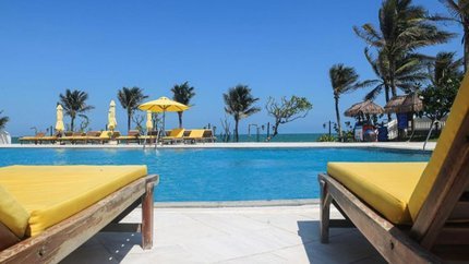 Quanh hồ bơi được trang bị nhiều ghế nghỉ