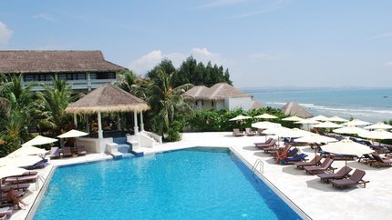 Hồ bơi ngay gần bãi biển