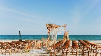 Tổ chức tiệc cưới ngoài bãi biển