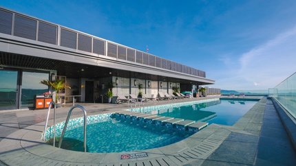 Không gian bể bơi rộng lớn