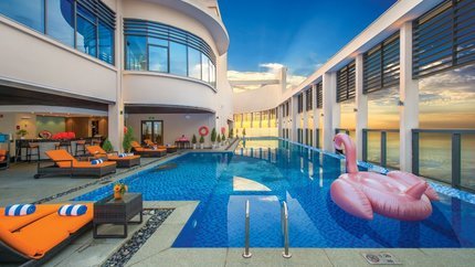 Bể bơi trang bị ghế nằm thư giãn