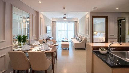 Phòng được thiết kế với gam màu nâu ấm cúng