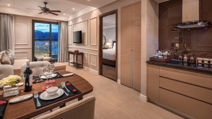 Phòng khách được thiết kế sang trọng