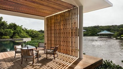 Không gian thư giãn với bàn trà ngoài ban công.