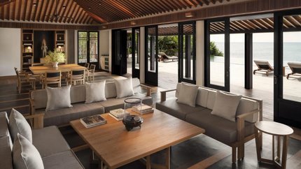 Phòng Two-Bedroom Pool Residence với tone màu nâu trầm.