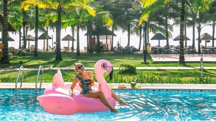 Du khách vui chơi tại bể bơi (Ảnh  Amarin Resort)