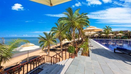 Hồ bơi nằm ngay sát biển