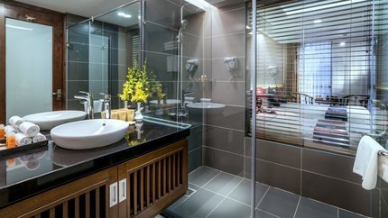 Phòng tắm khép kín sạch sẽ
