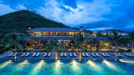 Hồ bơi nước mặn rộng lớn