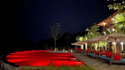 Bể bơi về đêm