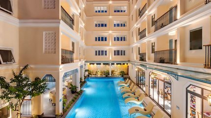 Bể bơi ngoài trời tại khách sạn