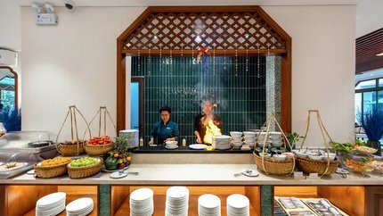 Đầu bếp chế biến món ăn
