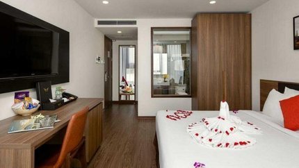 Sàn nhà lát gỗ, có bàn làm việc