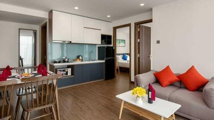 Phòng ăn rộng, có sofa, bàn ăn