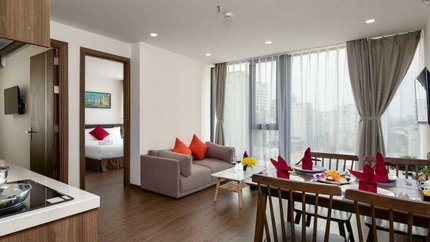 Tiện nghi đầy đủ, phòng có sofa, cửa kính lớn