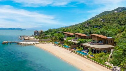 Three-bedroom Beachfront Pool Villa