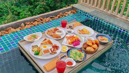 Ăn sáng nổi trên bể bơi