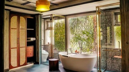 Phòng tắm hướng vườn