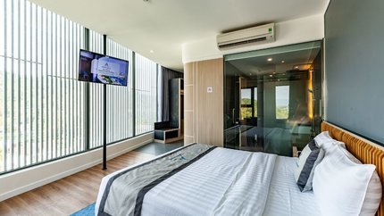 Deluxe Double with city & river view