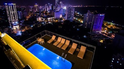 View thành phố từ trên bể bơi