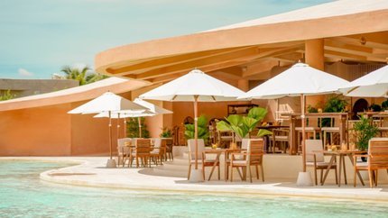 Nhà hàng Ana Beach House cạnh bể bơi