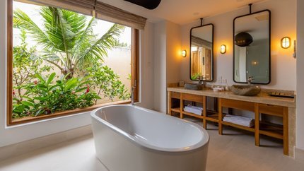 Phòng tắm bồn view vườn