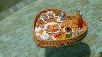 Trải nghiệm bữa sáng tại bể bơi