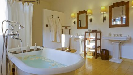 Phòng tắm với thiết kế cổ điển, tinh tế