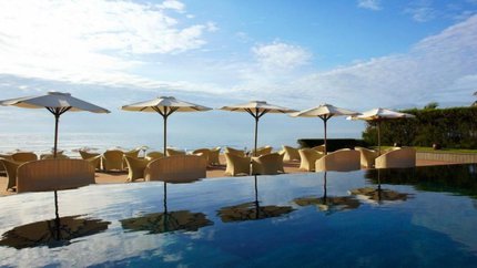 Bể bơi vô cực hướng ra biển