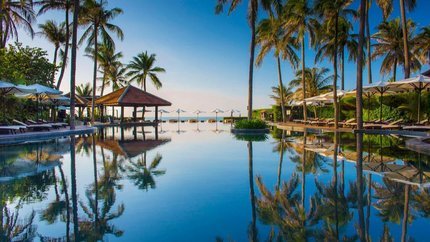 Bể bơi rộng lớn