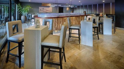 Quầy bar với đa dạng đồ uống