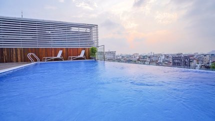 Bể bơi vô cực ngoài trời