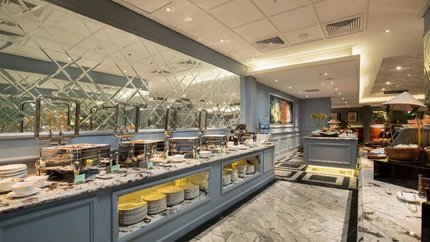 Quầy buffet với đa dạng đồ ăn