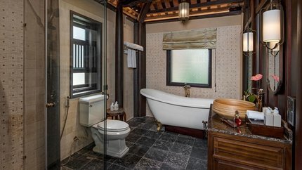 Phòng vệ sinh bài trí đá sáng màu, mang lại cảm giác nhẹ nhàng, thoải mái