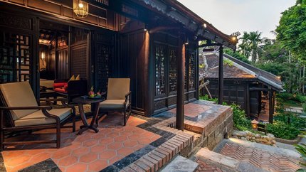 Hiên nhà hướng ra khu vườn xanh ngát