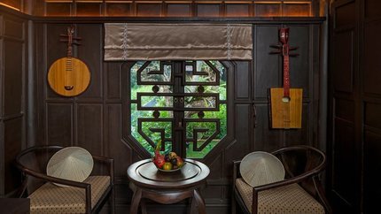 Góc uống trà cổ điển với điểm nhấn là cây đàn truyền thống