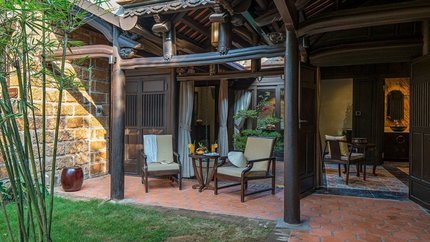 Khoảng sân vườn xanh mát mang đến cho du khách trải nghiệm hòa mình cùng thiên nhiên