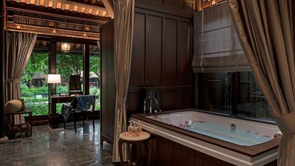 Bồn tắm được đặt trong không gian mở